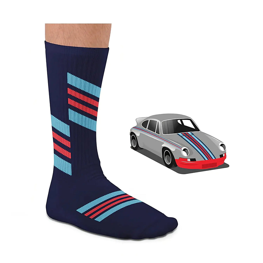 Chaussette de sport bleue Heel Tread portée, aux bandes rouges et bleues de la Porsche 911 RSR Martini Racing, modélisée à côté
