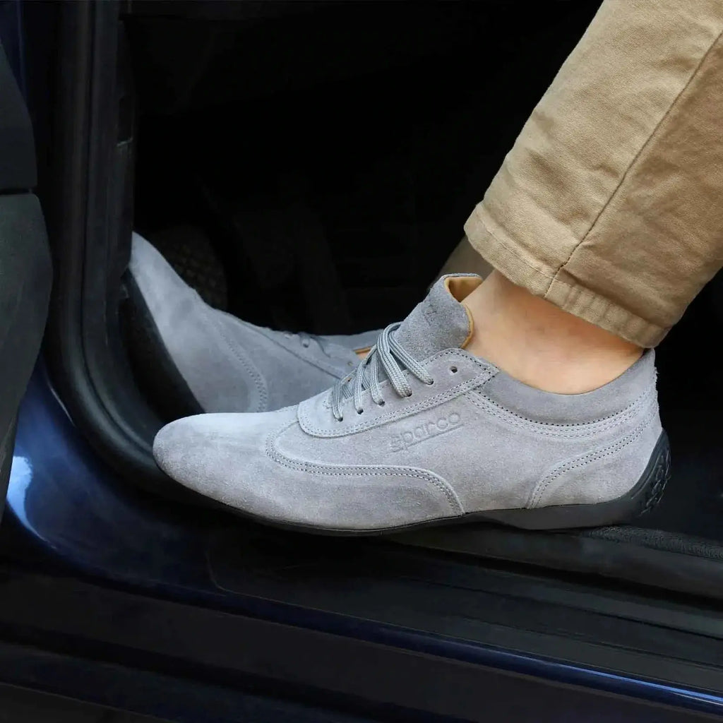 Paire de chaussure Sparco Imola en cuir suédé gris, made in Italy, portée dans une voiture