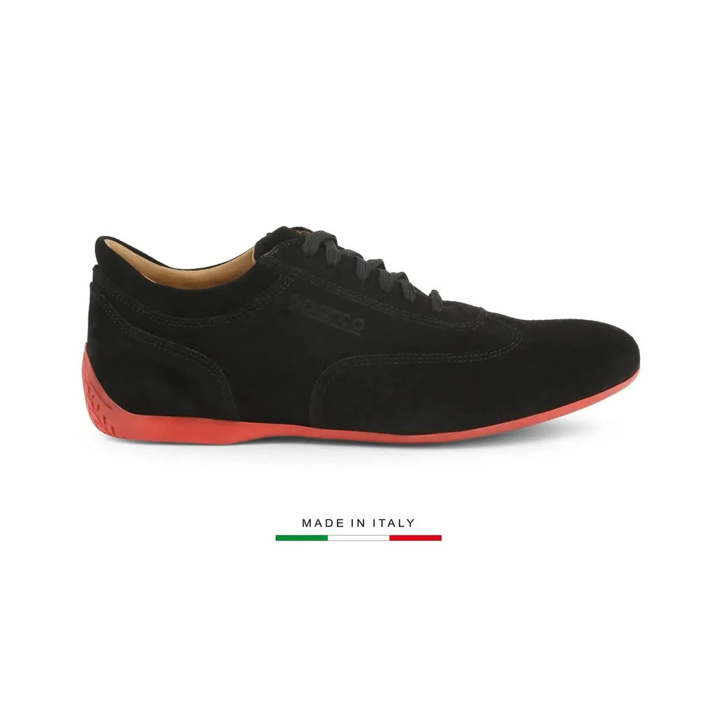 Chaussure basse Sparco Imola en cuir suédé noir avec semelle rouge, made in Italy, vue de profil droit