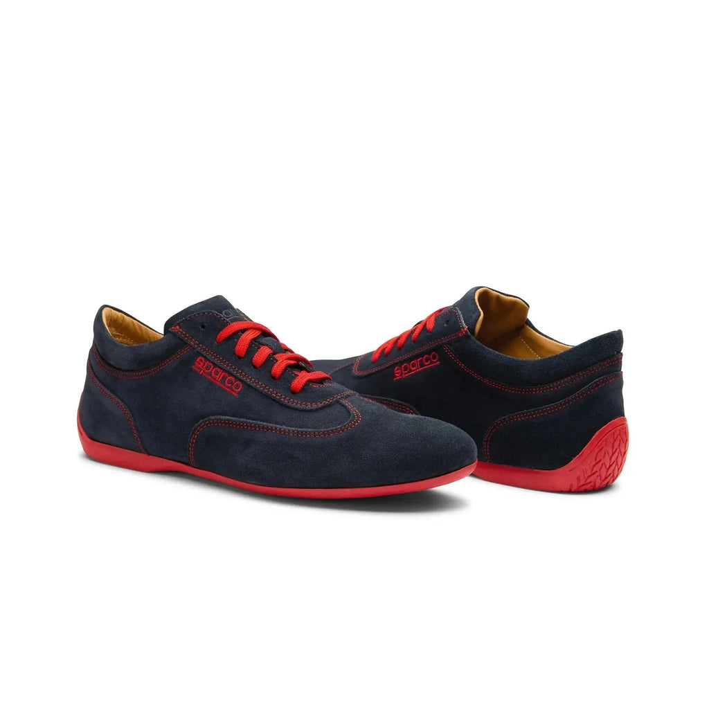 Paire de chaussures basses Sparco Imola en cuir suédé bleu, avec lacets, surpiqures, logo et semelle rouges