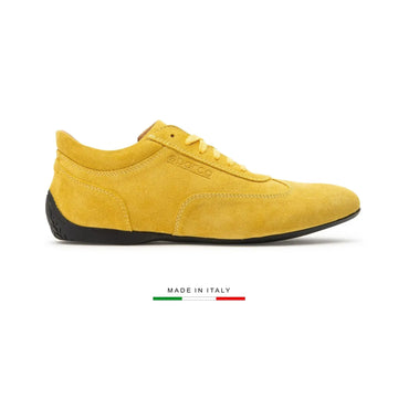 Chaussure basse Sparco Imola en cuir suédé jaune, made in Italy, vue de profil droit