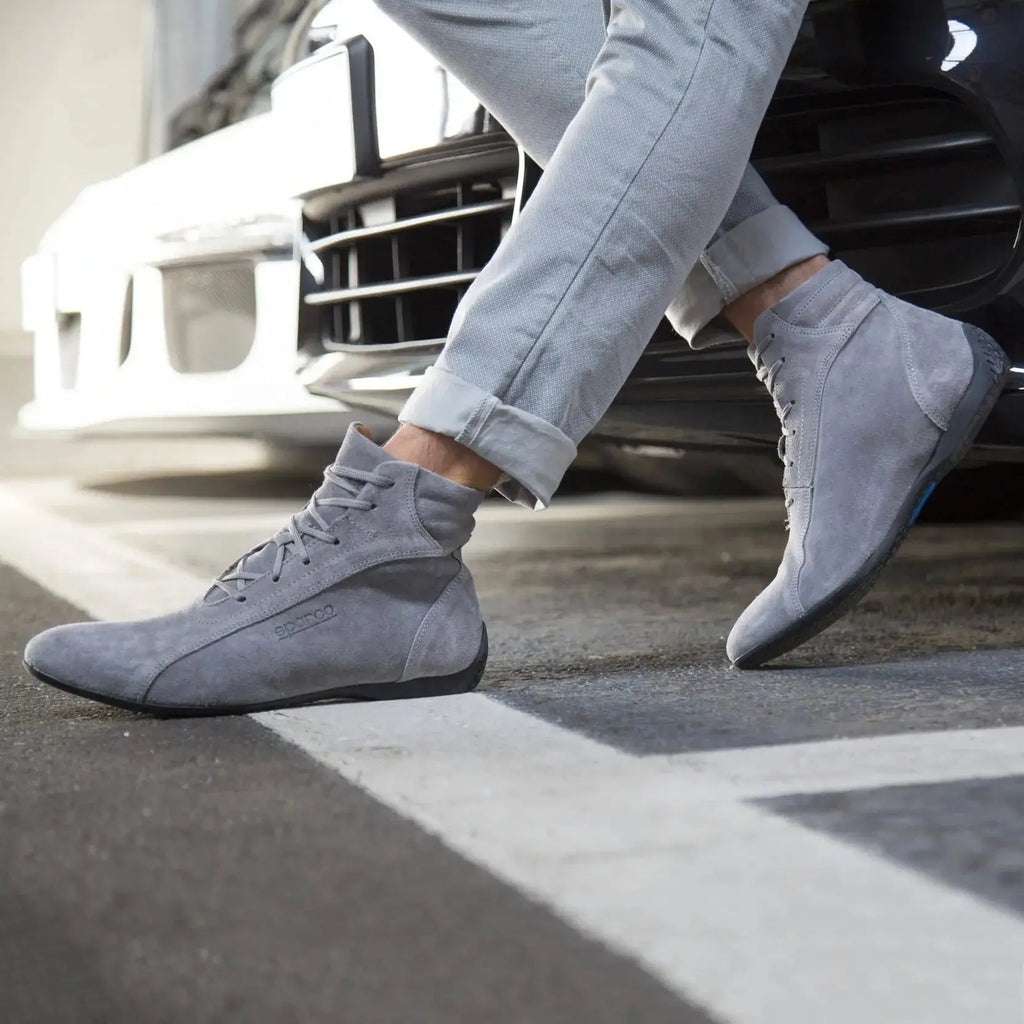 Bottines Sparco Monza en cuir suédé gris, portées