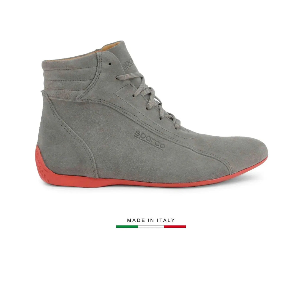 Chaussure montante Sparco Monza en cuir suédé gris avec semelle rouge, made in Italy, vue de profil droit