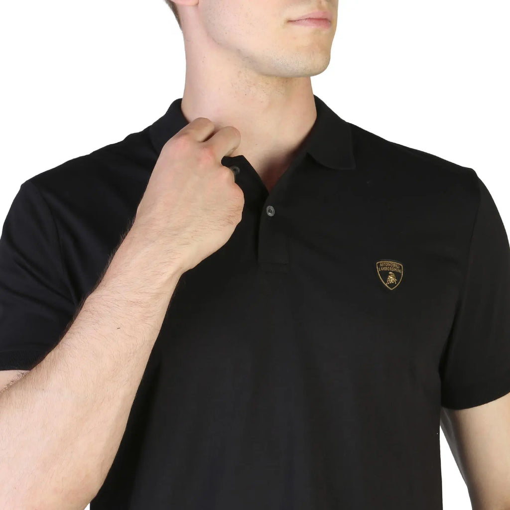 Zoom sur le Polo manches courtes noir Essential Automobili Lamborghini col 2 boutons, aves écusson au taureau cousu sur la poitrine