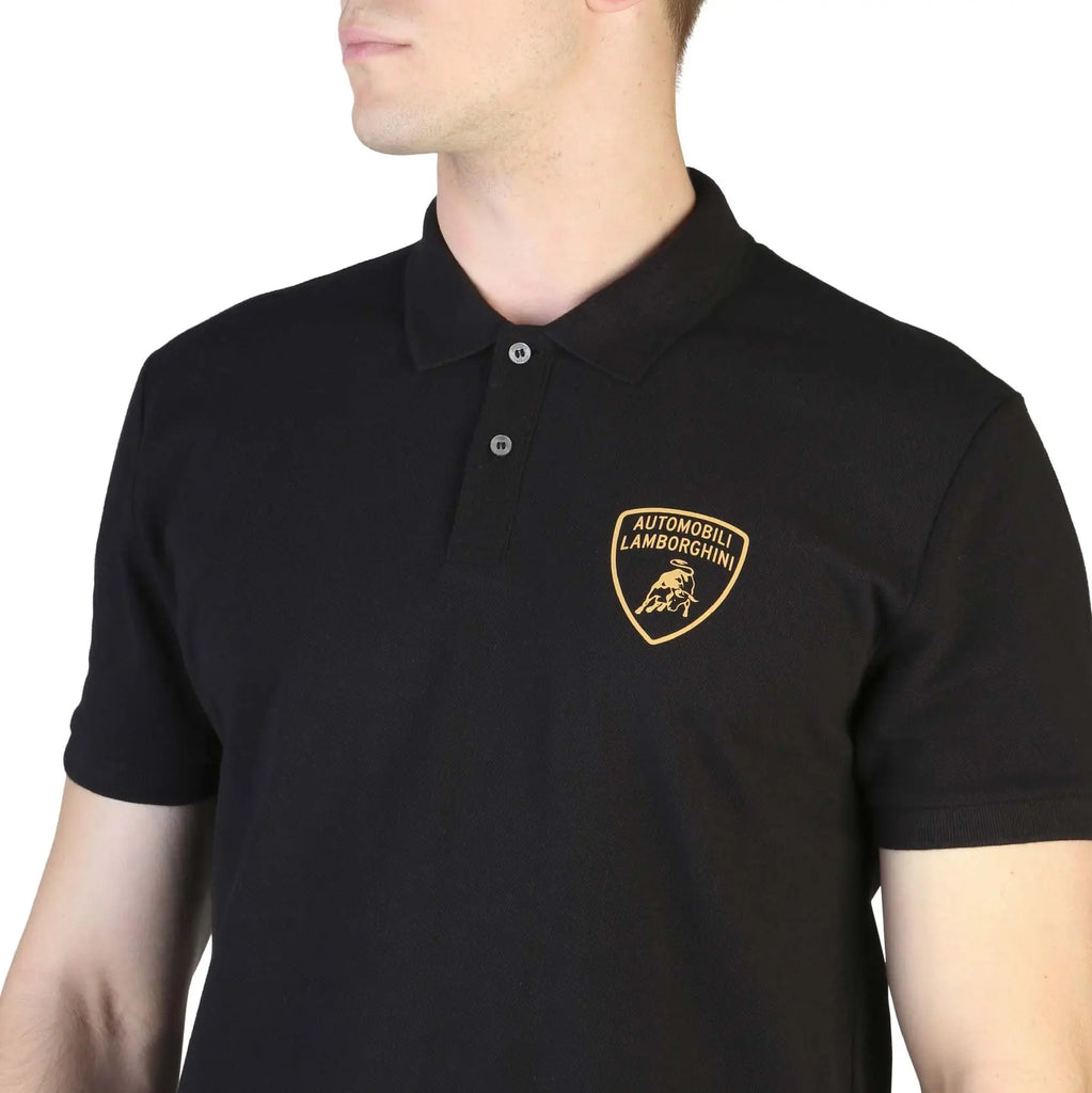 Détail du Polo noir Grand Ecusson Automobili Lamborghini col 2 boutons, aves grand écusson doré sur la poitrine manches courtes