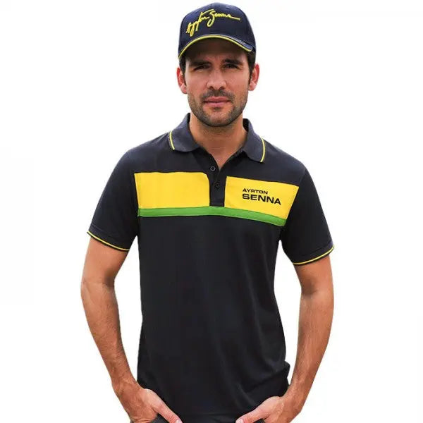 Polo bleu Racing Ayrton Senna manches courtes bandes jaune et verte sur le devant avec son nom brodé sur la poitrine, porté par un homme avec la casquette portant la signature du pilote de F1