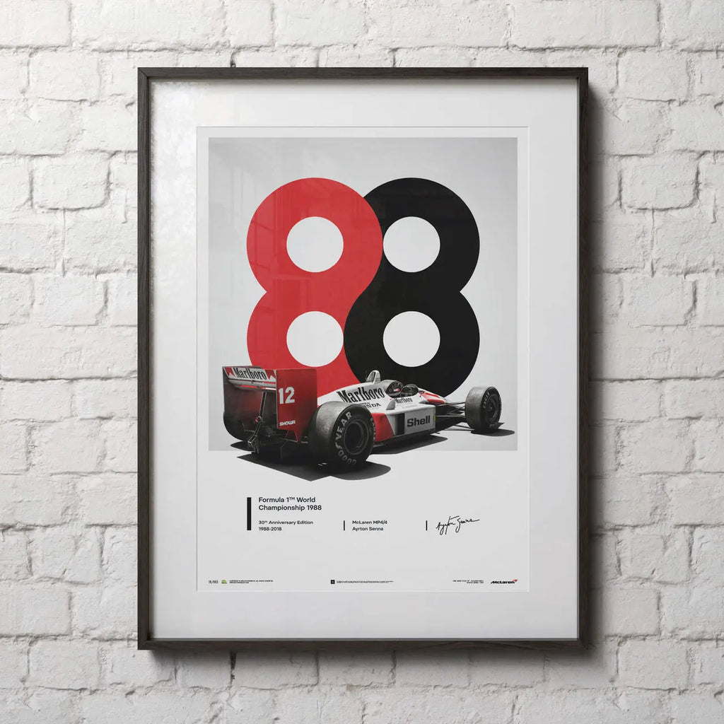 Poster Automobilist montrant la F1 McLaren d'Ayrton Senna champion du monde en 88 encadré sur un mur blanc