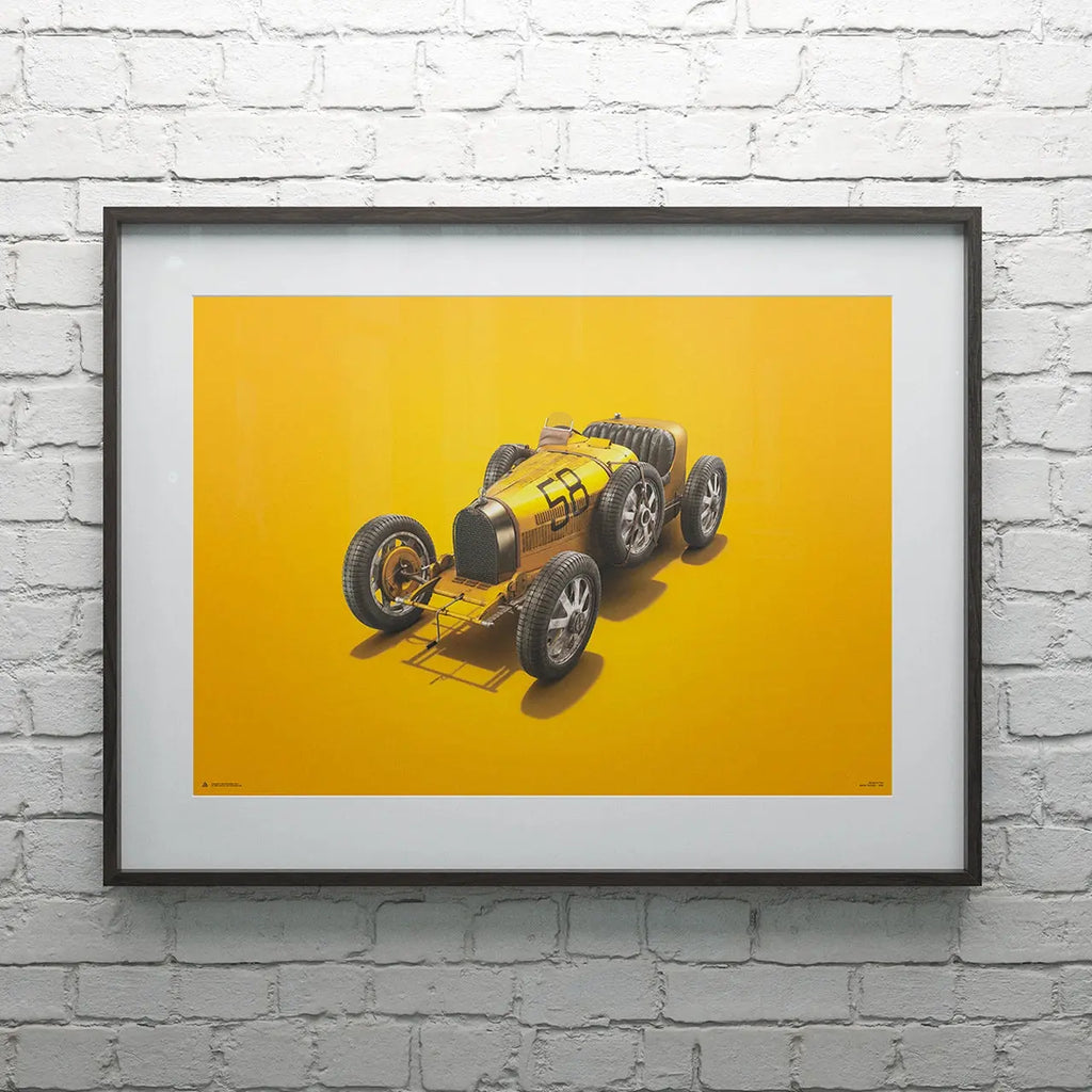 Poster Automobilist jaune montrant la Bugatti T35 Jaune Targa Florio de 1928 dans un cadre noir
