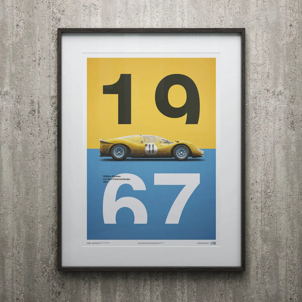 Poster Automobilist jaune et bleu montrant la Ferrari 412P Jaune de profil avec la date 1967 dans un cadre noir