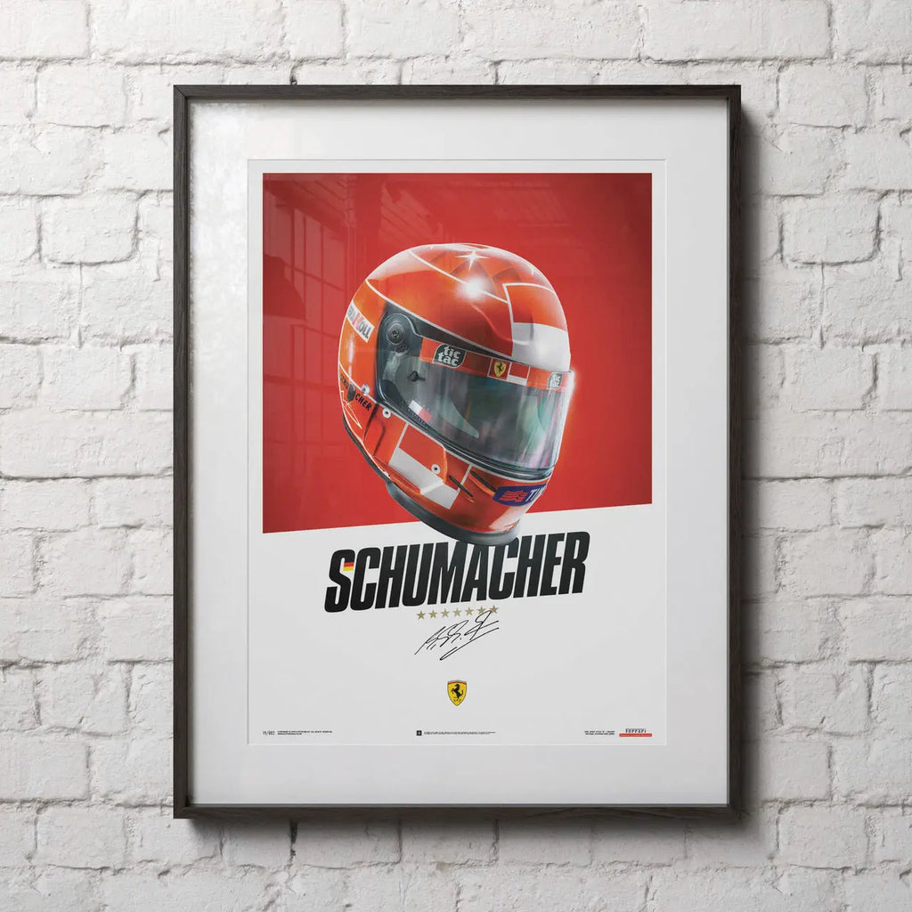 Poster Automobilist mettant à l'honneur le casque rouge Ferrari de Michael Schumacher sur fond rouge et blanc dans un cadre noir au mur