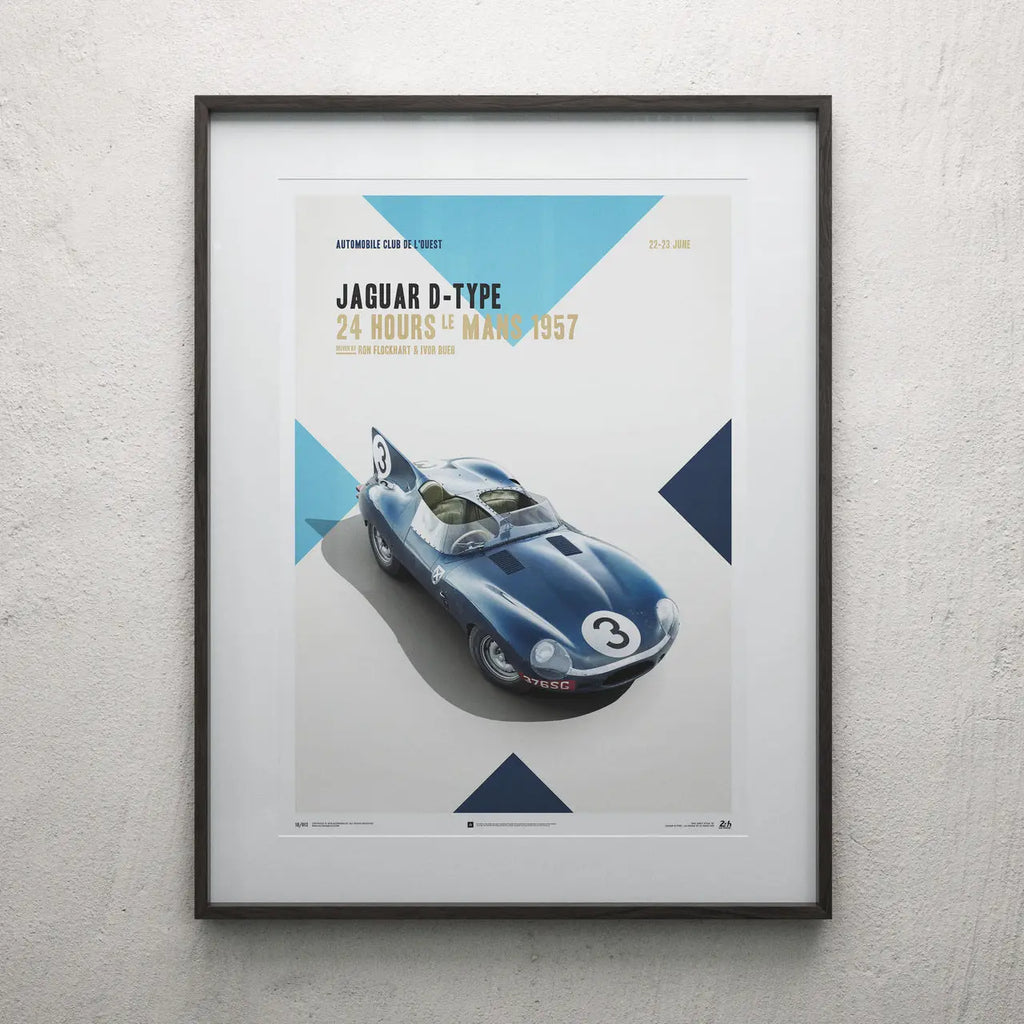 Poster Automobilist beige et bleu montrant la Jaguar Type D Bleu 24h Le Mans 1957 encadré au mur