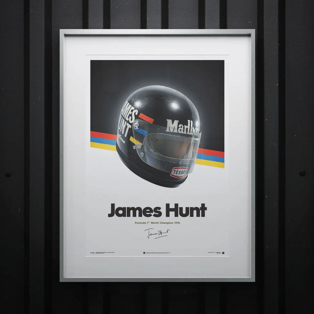 Poster Automobilist montrant le casque modélisé en 3D de James Hunt Champion de F1 en 1976 avec sa signature dans un cadre argent