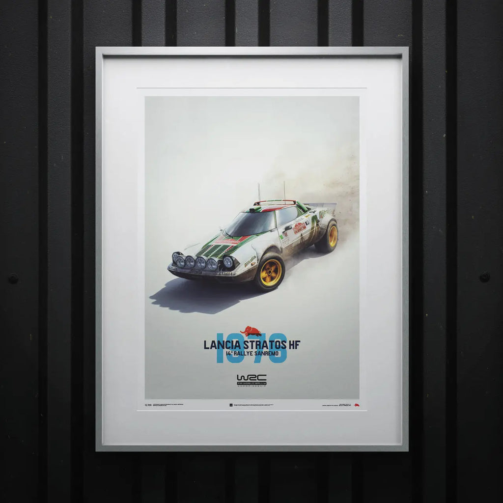 Poster Automobilist de la Lancia Stratos HF Blanc Alitalia modélisée en 3D au rallye de Sanremo 1976 dans un cadre argent