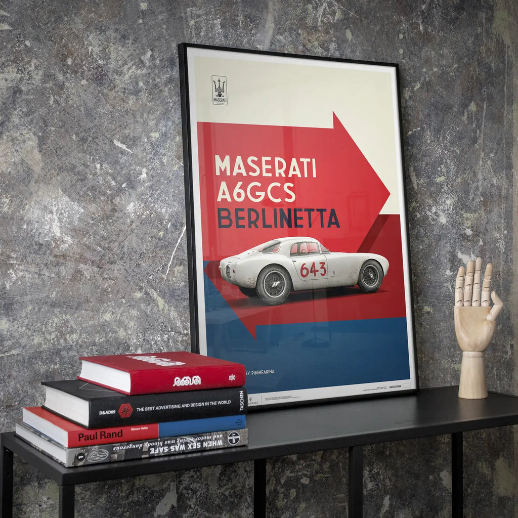 Affiche Automoblist de la Maserati A6GCS Berlinetta Blanche modélisée en 3D de profil sur fond rouge et bleu encadrée