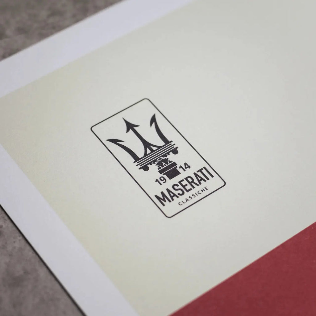 Détail du trident logo Maserati présent dans le coin du poster Automobilist de la Maserati A6GCS Berlinetta