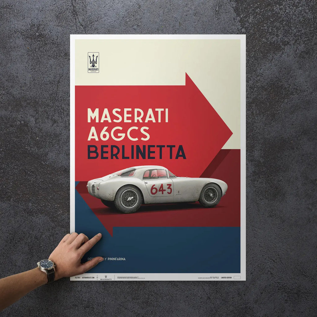Poster Automoblist 50x70cm de la Maserati A6GCS Berlinetta Blanche modélisée en 3D de profil sur fond rouge et bleu