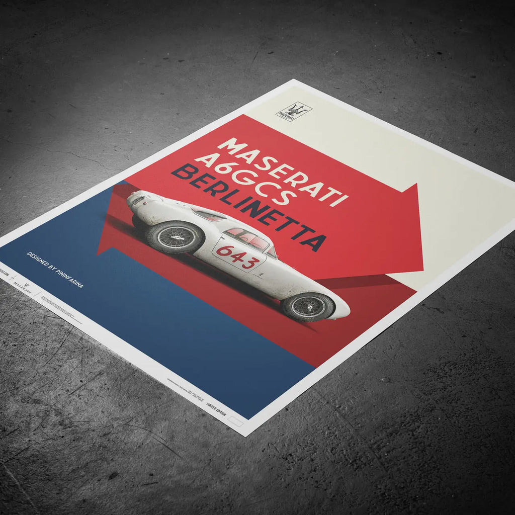 Poster Automoblist montrant la Maserati A6GCS Berlinetta Blanche modélisée en 3D de profil sur fond rouge et bleu posé au sol