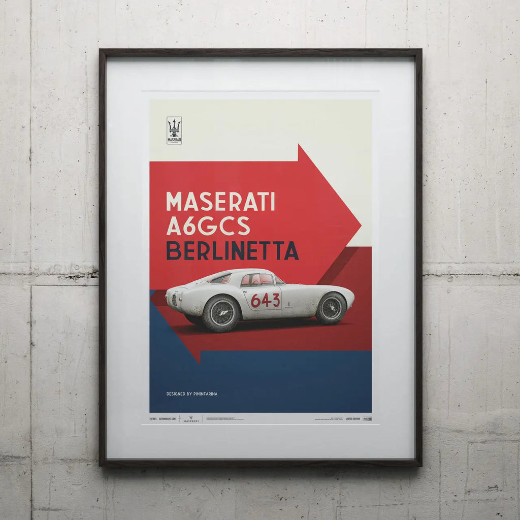 Affiche Automoblist montrant la Maserati A6GCS Berlinetta Blanche modélisée en 3D de profil sur fond rouge et bleu dans un cadre noir