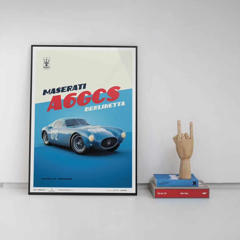 Affiche Automoblist de la Maserati A6GCS Berlinetta bleue modélisée en 3D sur fond bleu et blanc dans un cadre noir