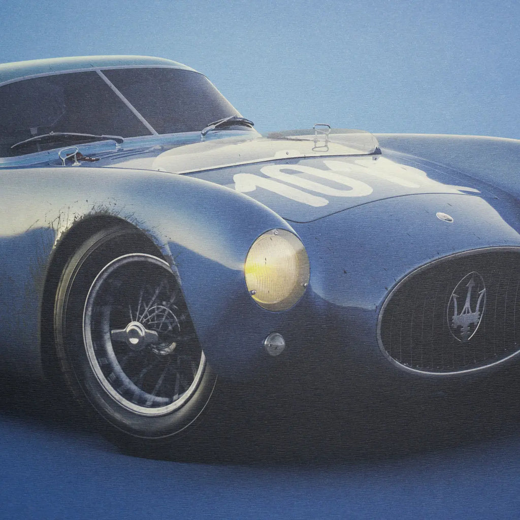 Détail de l'avant de la Maserati A6GCS Berlinetta bleue modélisée en 3D sur fond bleu du poster Automoblist