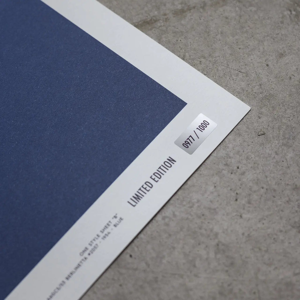 Zoom sur l'étiquette numéroté certifiant l'édition limitée du poster Automoblist de la Maserati A6GCS Berlinetta Bleu