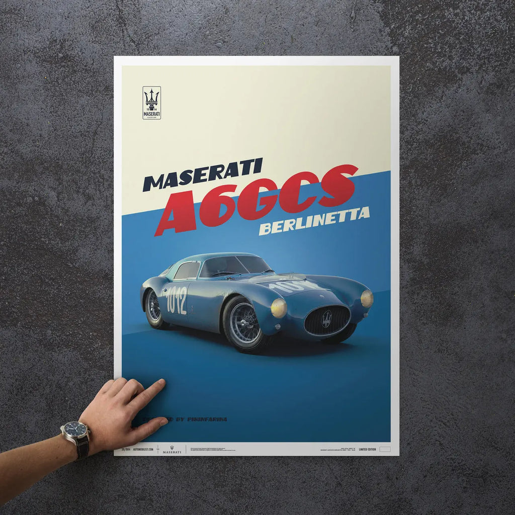Affiche Automoblist 50x70cm montrant la Maserati A6GCS Berlinetta bleue modélisée en 3D sur fond bleu et blanc en édition limité