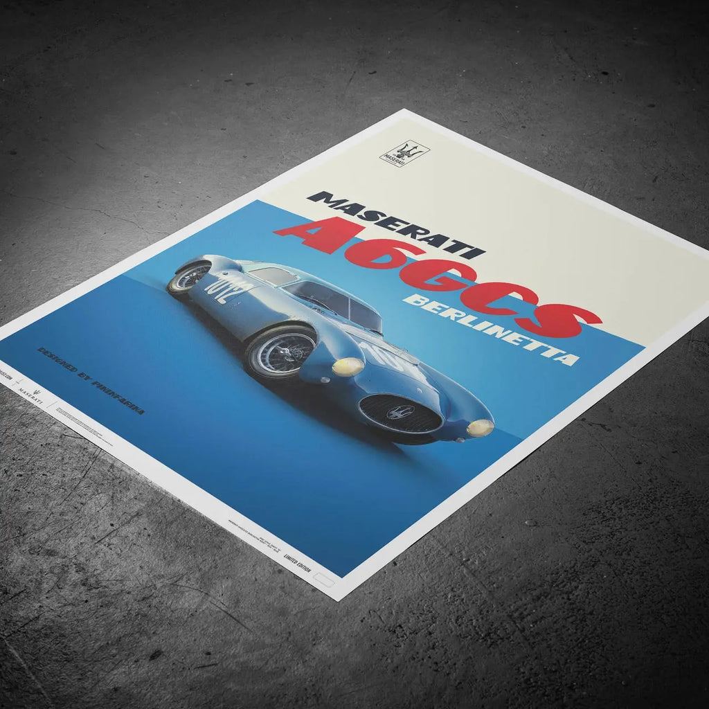 Poster Automoblist de la Maserati A6GCS Berlinetta bleue modélisée en 3D sur fond bleu et blanc en édition limité posé au sol