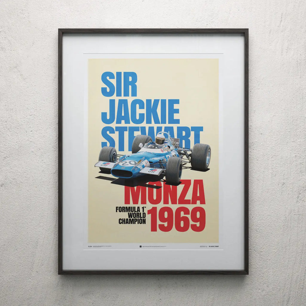 Affiche Automobilist beige montrant Sir Jackie Stewart dans sa Matra MS80 bleue modélisées en 3D champion du monde de F1 Monza 1969 inscrit en rouge encadrée