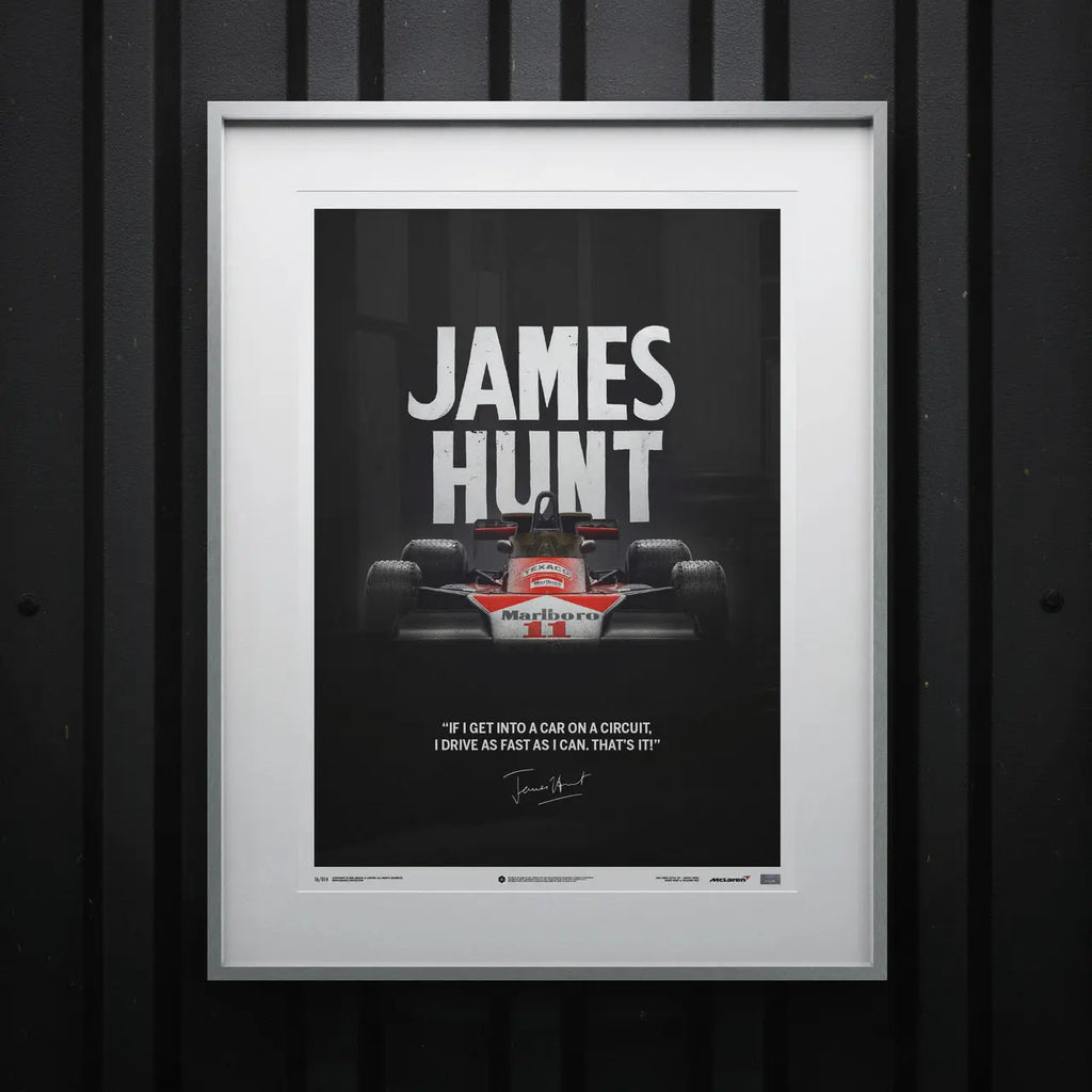 Affiche Automobilist noir en édition limitée montrant la McLaren M23 de James Hunt de face modélisée en 3D devant le nom du pilote de F1 inscrit en blanc dans un cadre argent
