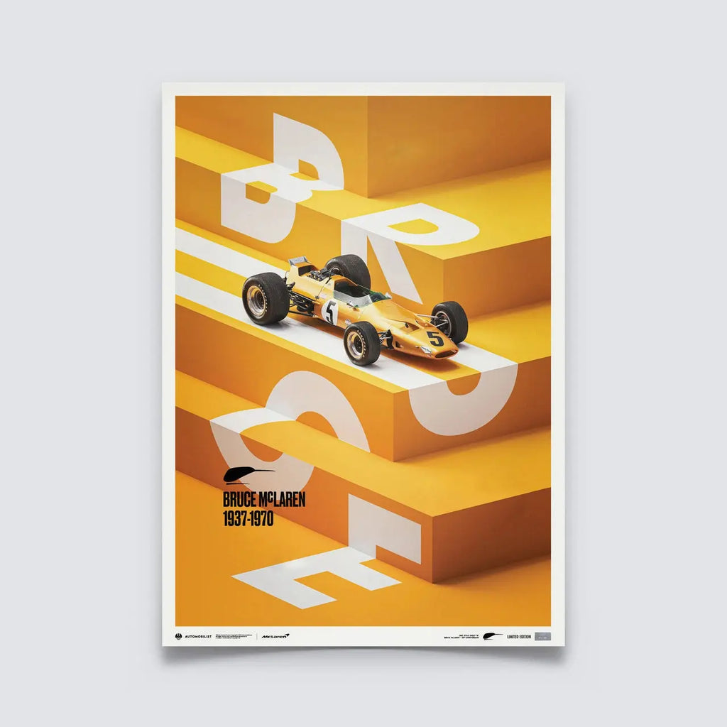 Poster Automobilist jaune de la McLaren Papaya de Bruce McLaren modélisée en 3D sur un escalier avec le lettrage Bruce en blanc