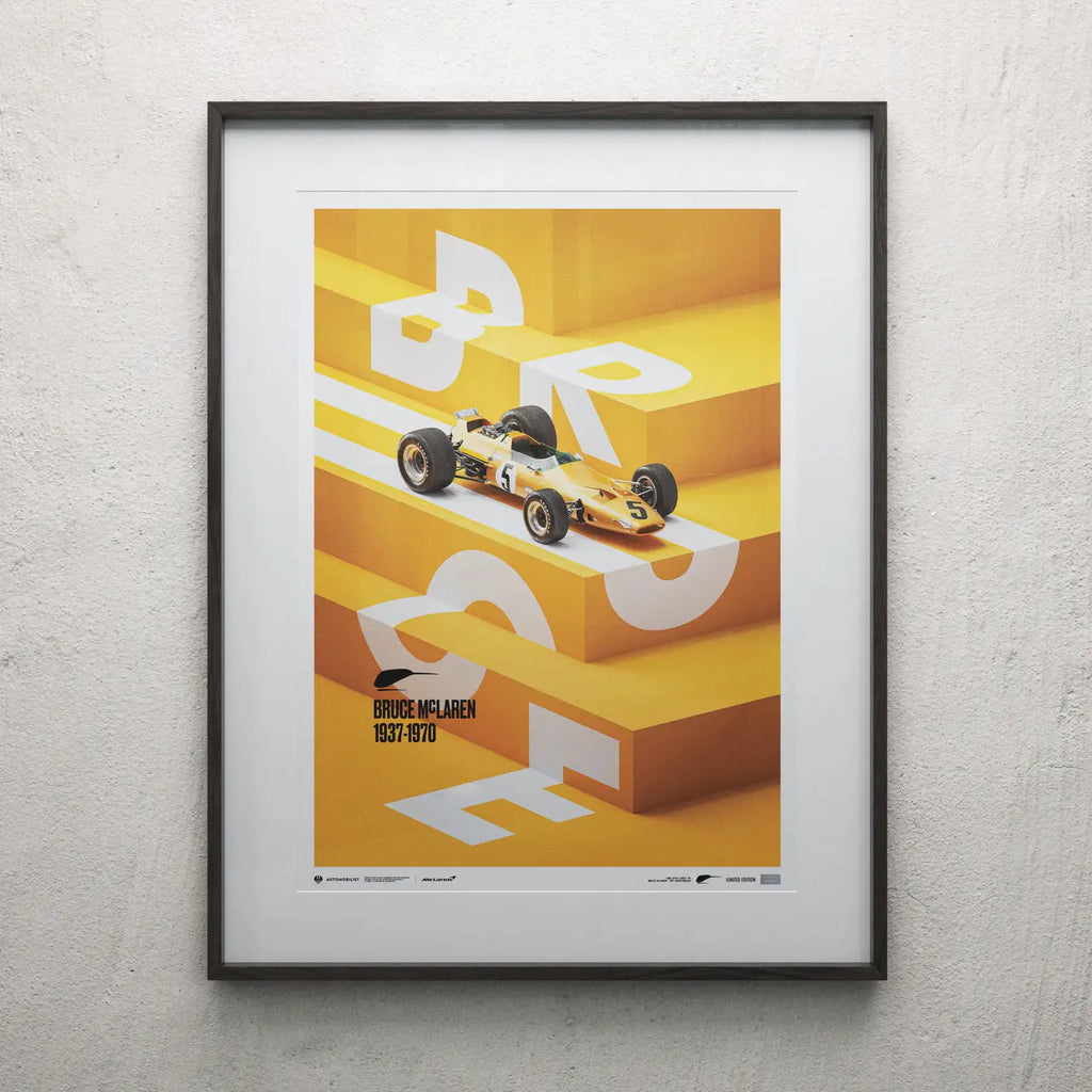 Poster Automobilist jaune de la McLaren Papaya de Bruce McLaren modélisée en 3D sur un escalier avec le lettrage Bruce en blanc dans un cadre noir
