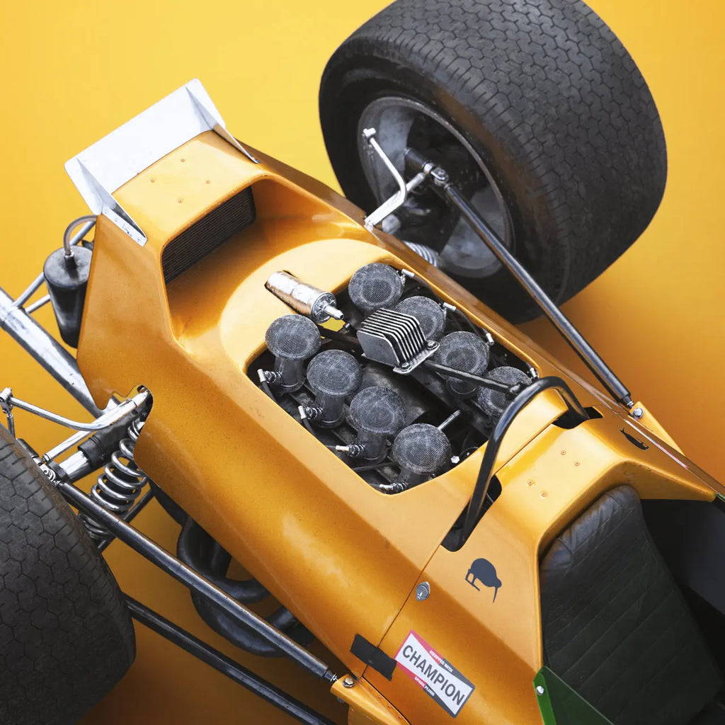 Détail du moteur de la McLaren Papaya de Bruce McLaren du poster Automobilist