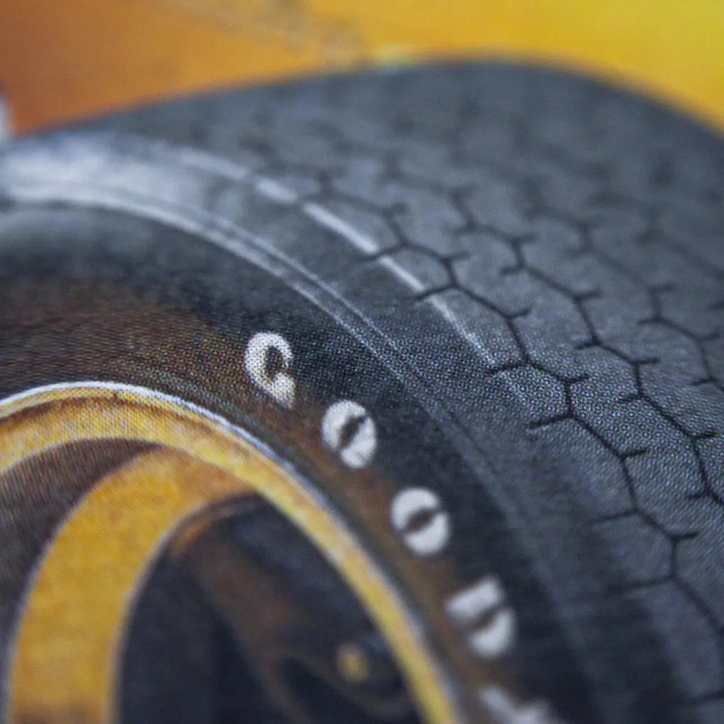 Détail du pneu de la McLaren Papaya de Bruce McLaren du poster Automobilist