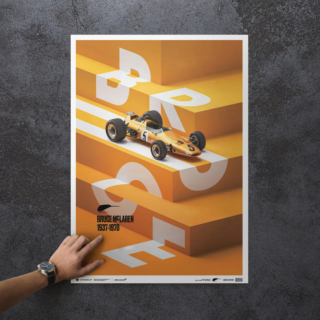 Poster Automobilist jaune 50x70cm de la McLaren Papaya de Bruce McLaren modélisée en 3D sur un escalier avec le lettrage Bruce en blanc