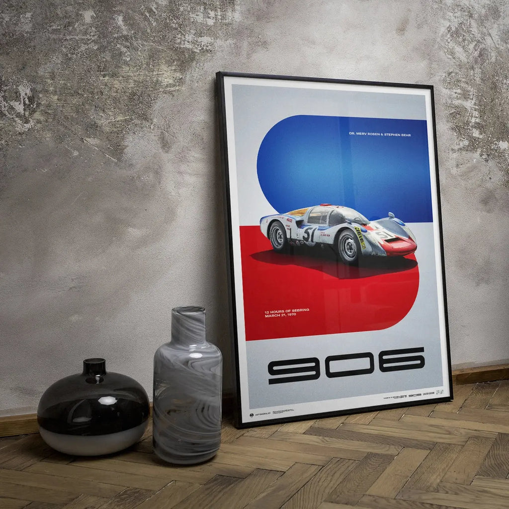 Poster Automobilist gris bleu et rouge montrant la Porsche 906 courant sous le numéro 51 aux 12 Hours of Sebring en 1970, modélisée en 3D dans un cadre