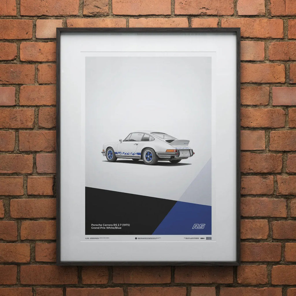 Affiche Automobilist blanche et bleue de la Porsche 911 RS Blanche de 3/4 arrière, modélisée en 3D dans un cadre