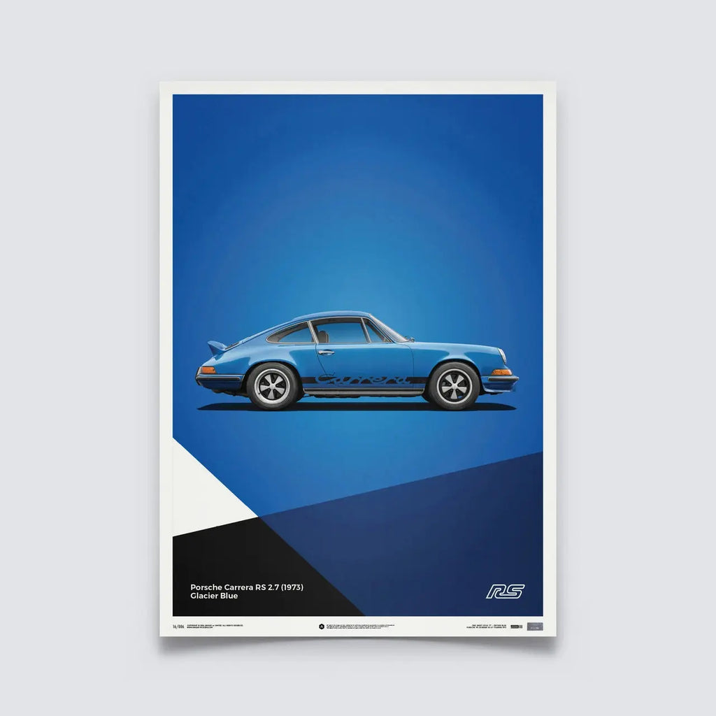 Poster Automobilist Bleu avec au centre la Porsche 911 RS Bleu Glacier de profil modélisée en 3D en édition limitée