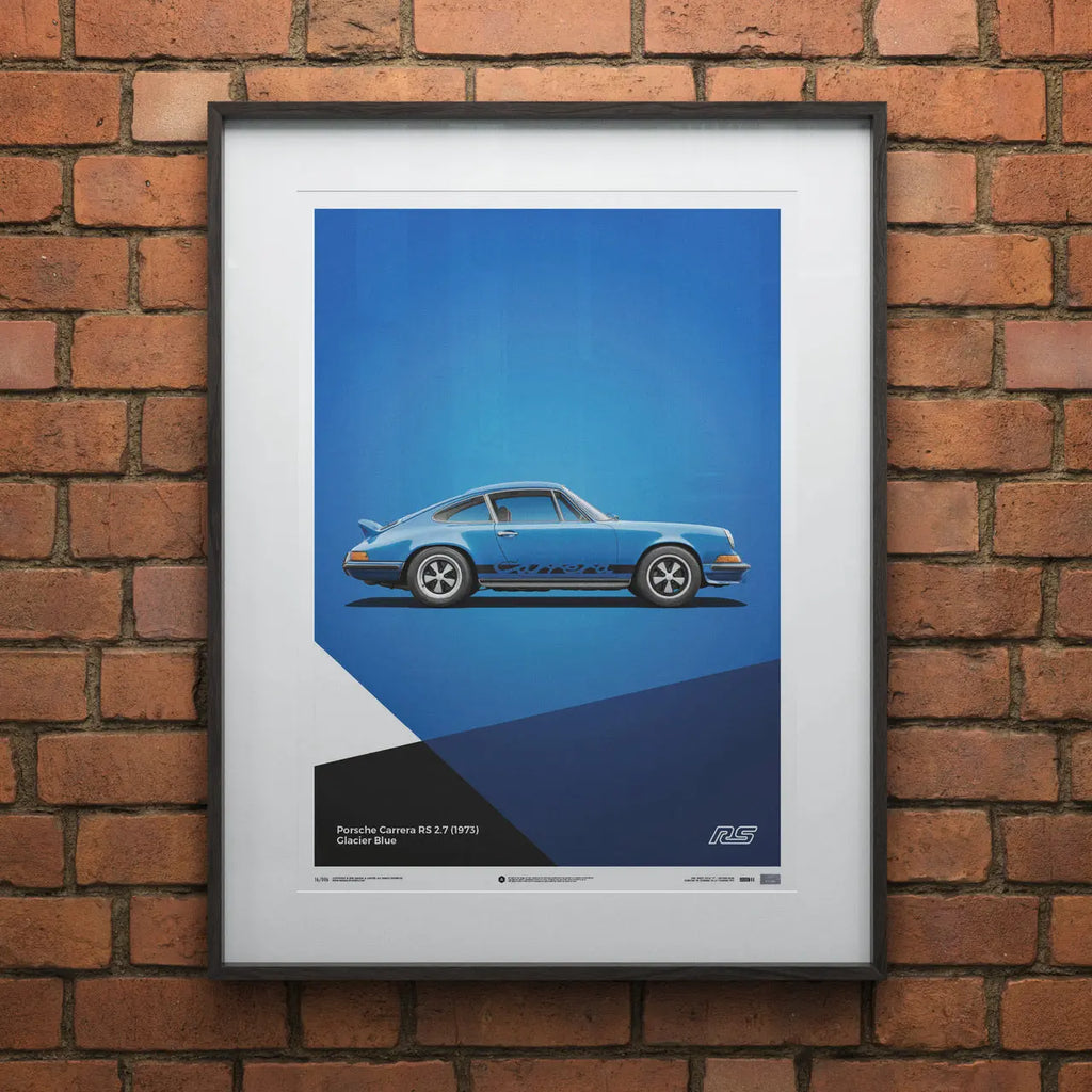 Poster Automobilist Bleu avec au centre la Porsche 911 RS Bleu Glacier de profil modélisée en 3D encadré au mur