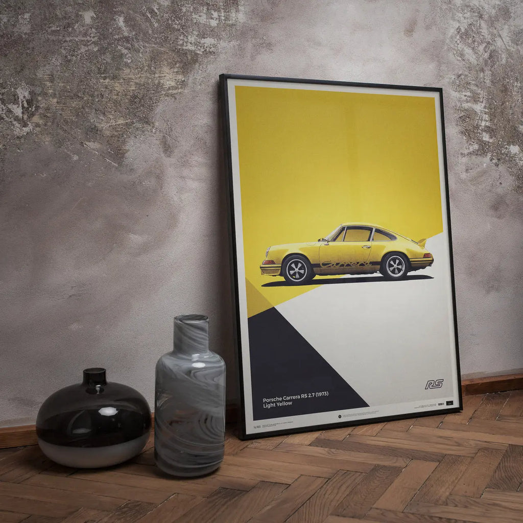 Poster Automobilist jaune avec au centre la Porsche 911 RS Jaune de profil modélisée en 3D en édition limitée