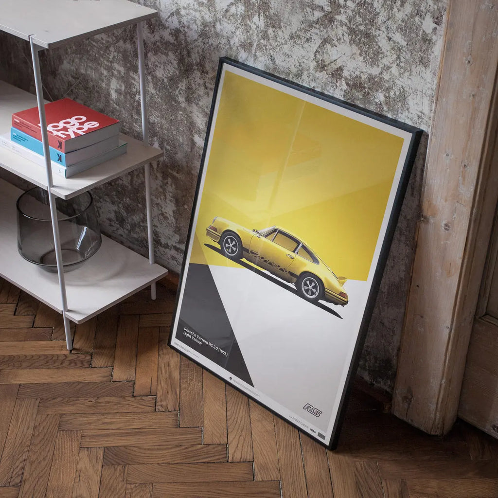 Poster Automobilist jaune avec au centre la Porsche 911 RS Jaune de profil modélisée en 3D en édition limitée