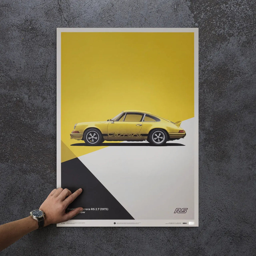 Poster Automobilist jaune avec au centre la Porsche 911 RS Jaune de profil modélisée en 3D en édition limitée
