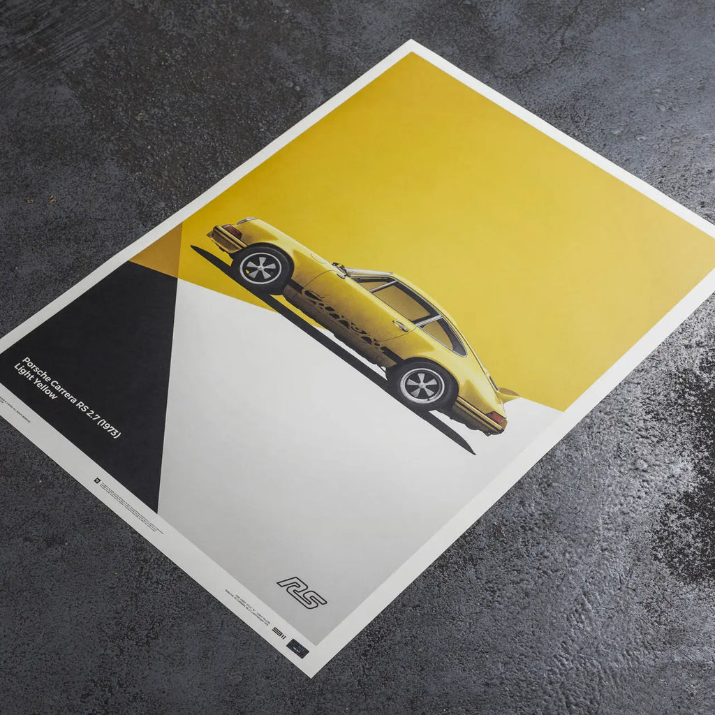 Poster Automobilist jaune avec au centre la Porsche 911 RS Jaune de profil modélisée en 3D en édition limitée