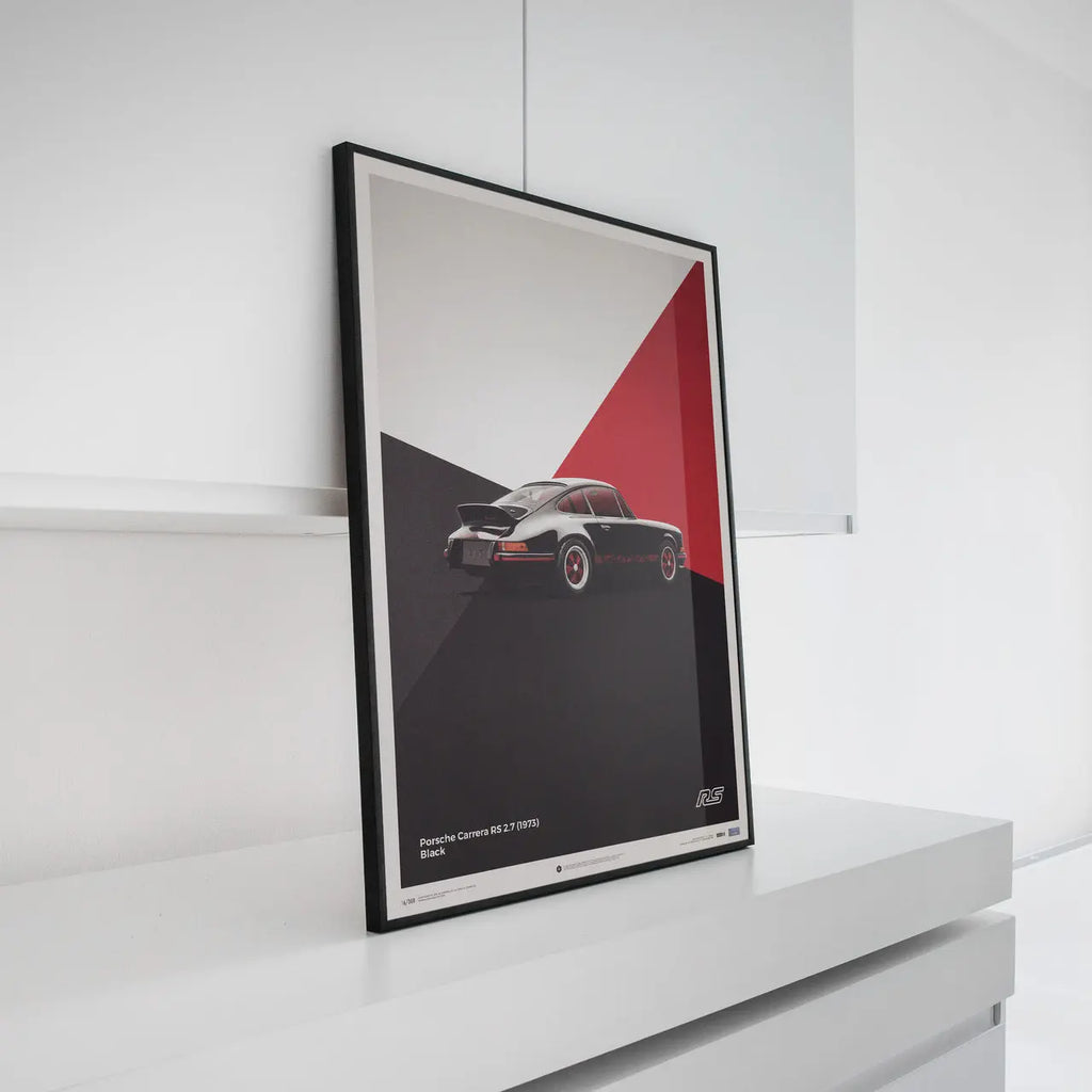 Poster Automobilist noir et rouge avec au centre la Porsche 911 RS noire modélisée en 3D en édition limitée dans un cadre noir