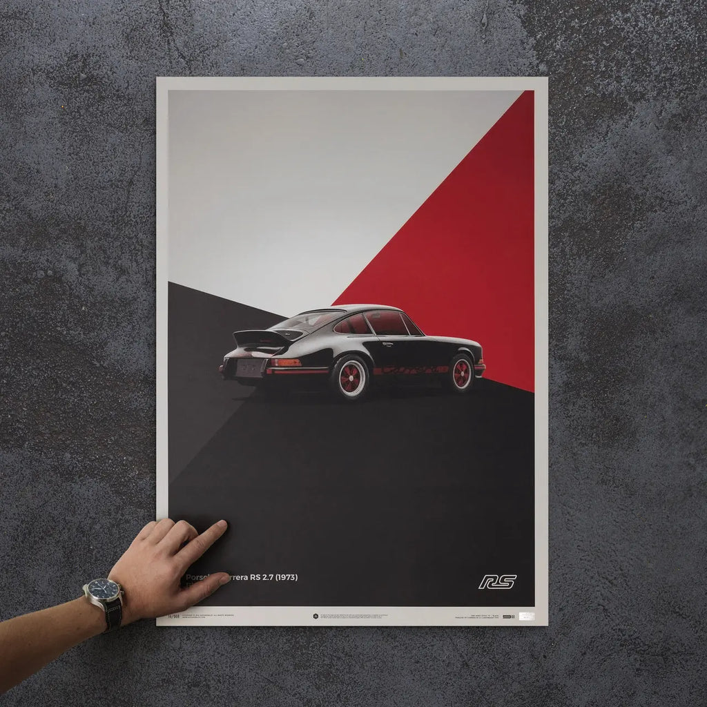 Poster Automobilist noir et rouge 50x70cm avec au centre la Porsche 911 RS noire modélisée en 3D en édition limitée