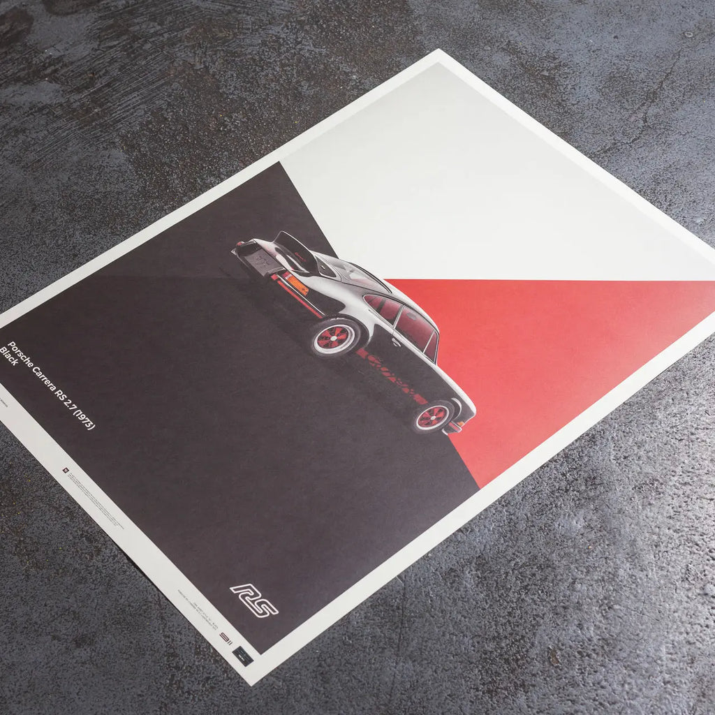Affiche Automobilist noire et rouge avec au centre la Porsche 911 RS noire modélisée en 3D en édition limitée posée au sol