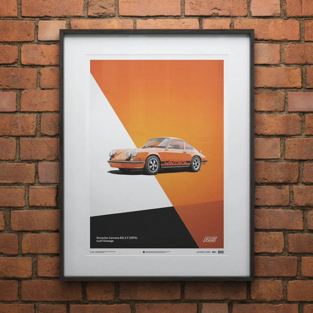 Poster Automobilist noir et orange avec au centre la Porsche 911 RS orange de 3/4 modélisée en 3D en édition limitée dans un cadre