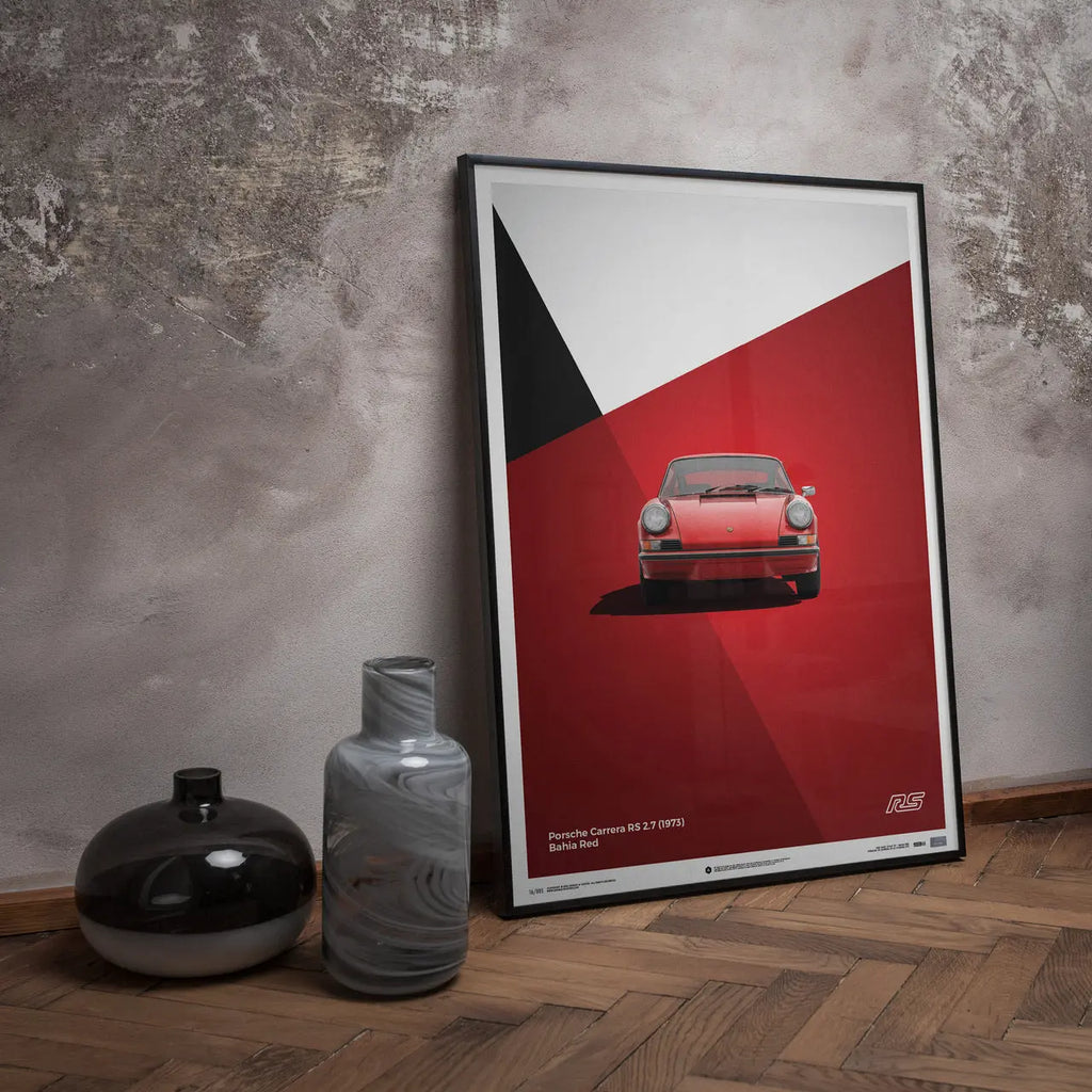 Poster Automobilist rouge avec au centre la Porsche 911 RS rouge de face modélisée en 3D en édition limitée encadré au sol