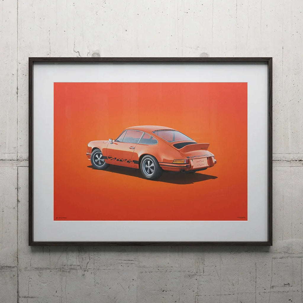 Poster Automobilist orange avec au centre la Porsche 911 RS Tangerine de 3/4 arrière modélisée en 3D encadré au mur