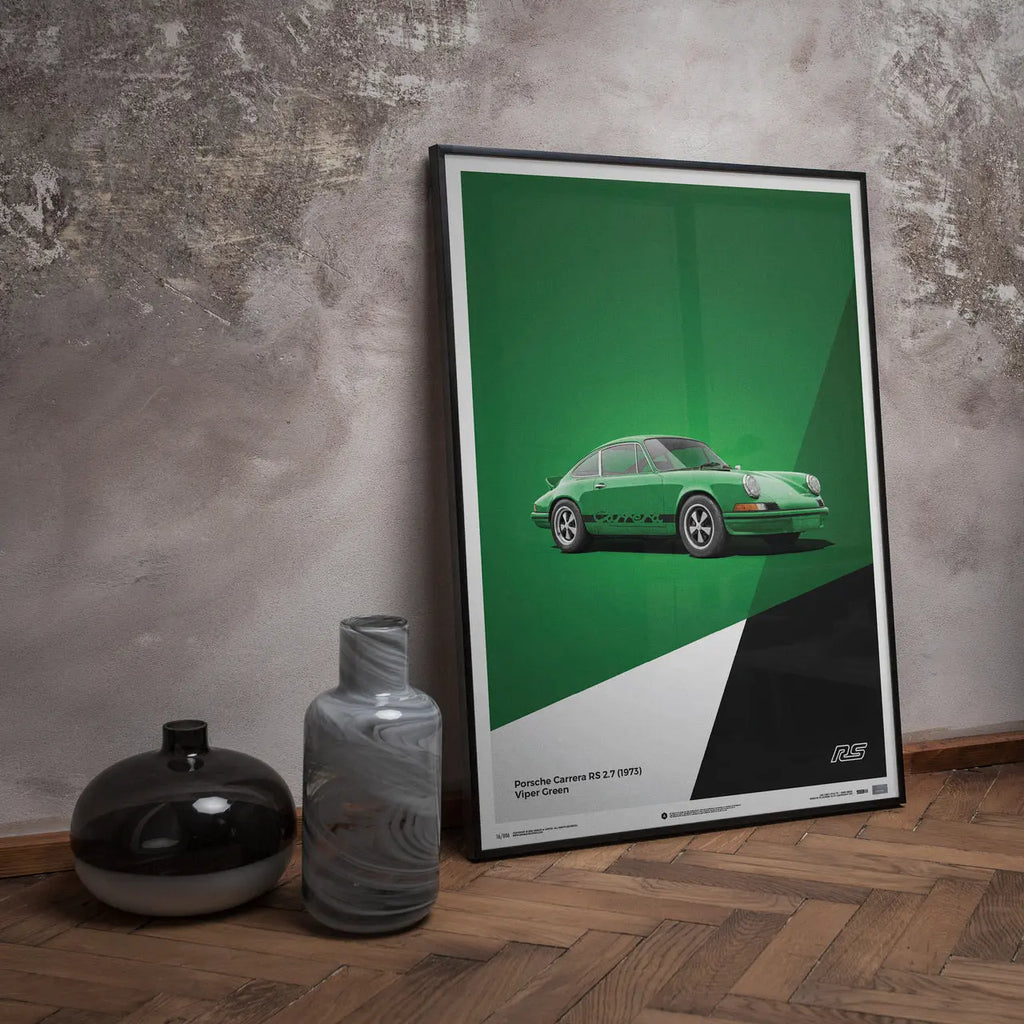 Poster Automobilist vert avec au centre la Porsche 911 RS verte de 3/4 avant modélisée en 3D en édition limitée dans un cadre