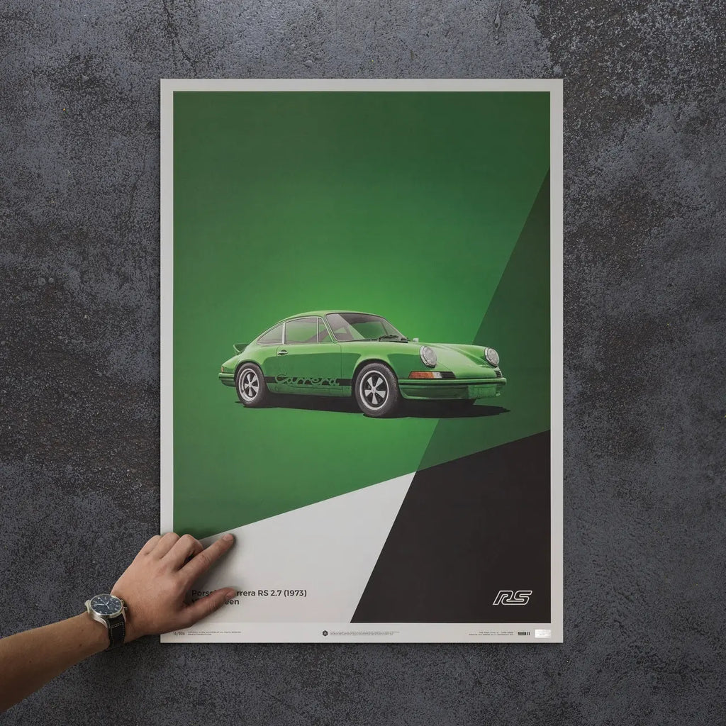 Poster Automobilist vert 50x70cm avec au centre la Porsche 911 RS verte de 3/4 avant modélisée en 3D en édition limitée